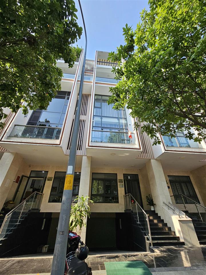 Cho thuê nguyên căn kdt vạn phúc city giá 33tr 5x17m có thang máy