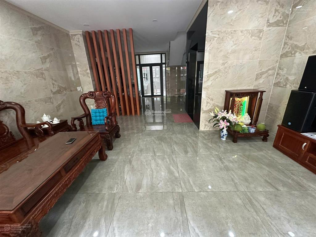 Cho thuê tầng trệt kdt vạn phúc city giá 11tr 6x17m
