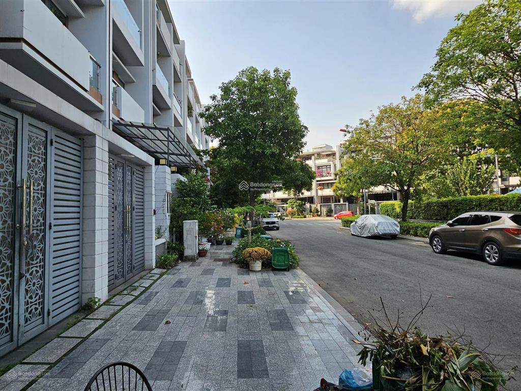 Cần bán nhà kdt vạn phúc city giá 24.5tỷ có thang máy nội thất cao cấp