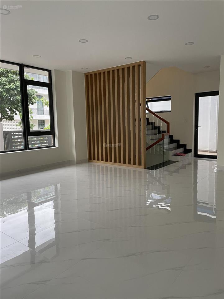 Cần cho thuê căn góc diện tích 8.5x17m dtsd 350m2 giá 42tr có thang máy