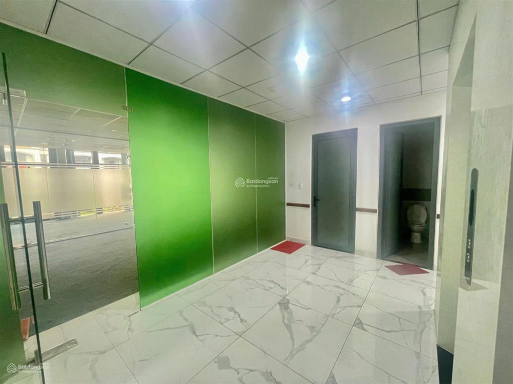 Cho thuê tầng văn phòng có ngăn kính giá chỉ 12.5tr 100m2 có thang máy, máy lạnh