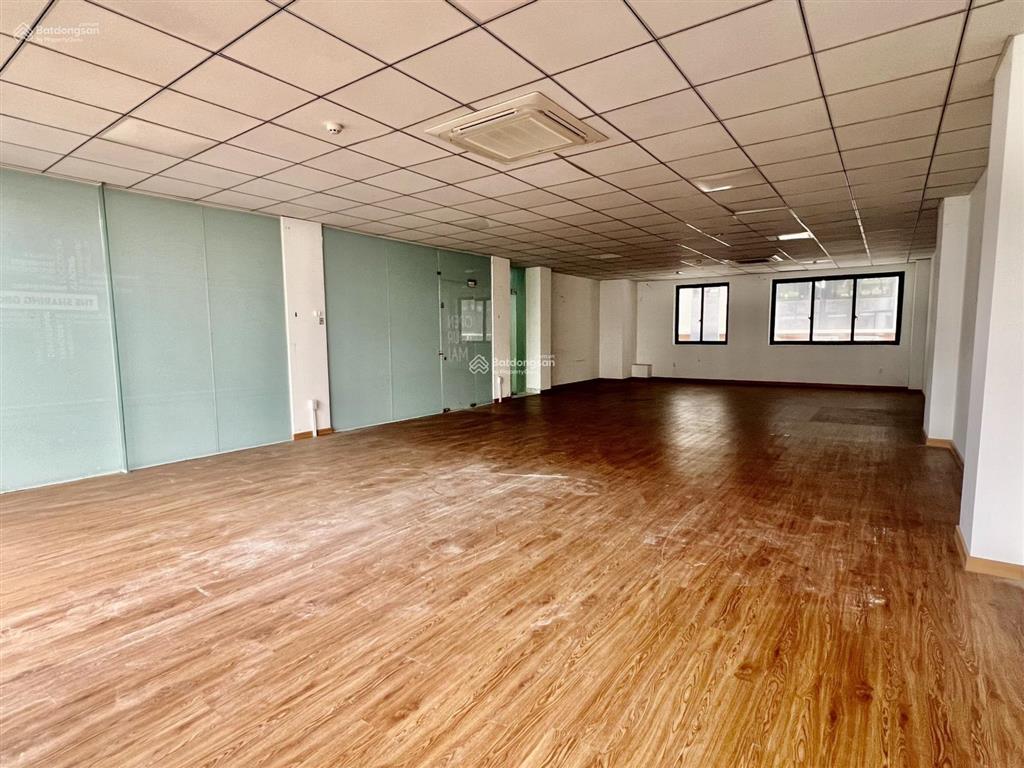 Cho thuê tầng văn phòng có ngăn kính giá chỉ 12.5tr 100m2 có thang máy, máy lạnh