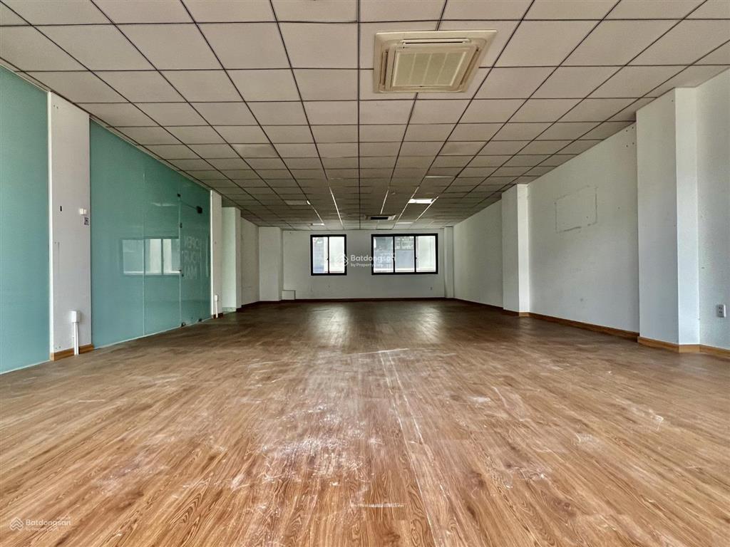 Cho thuê tầng văn phòng có ngăn kính giá chỉ 12.5tr 100m2 có thang máy, máy lạnh