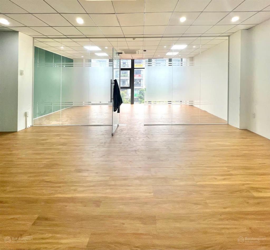 Cho thuê tầng văn phòng có ngăn kính giá chỉ 12.5tr 100m2 có thang máy, máy lạnh