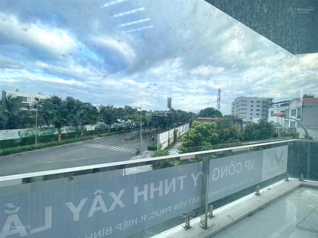 Cho thuê văn phòng kdt vạn phúc city giá 9tr có máy lạnh, thang máy, wc riêng
