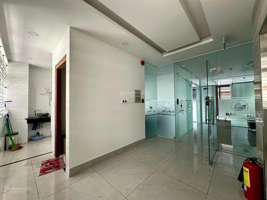 Cho thuê văn phòng 9x17m, ngăn kính máy lạnh như hình, có thang máy giá 19tr