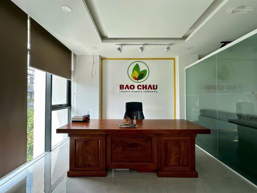 Cho thuê văn phòng 9x17m, ngăn kính máy lạnh như hình, có thang máy giá 19tr