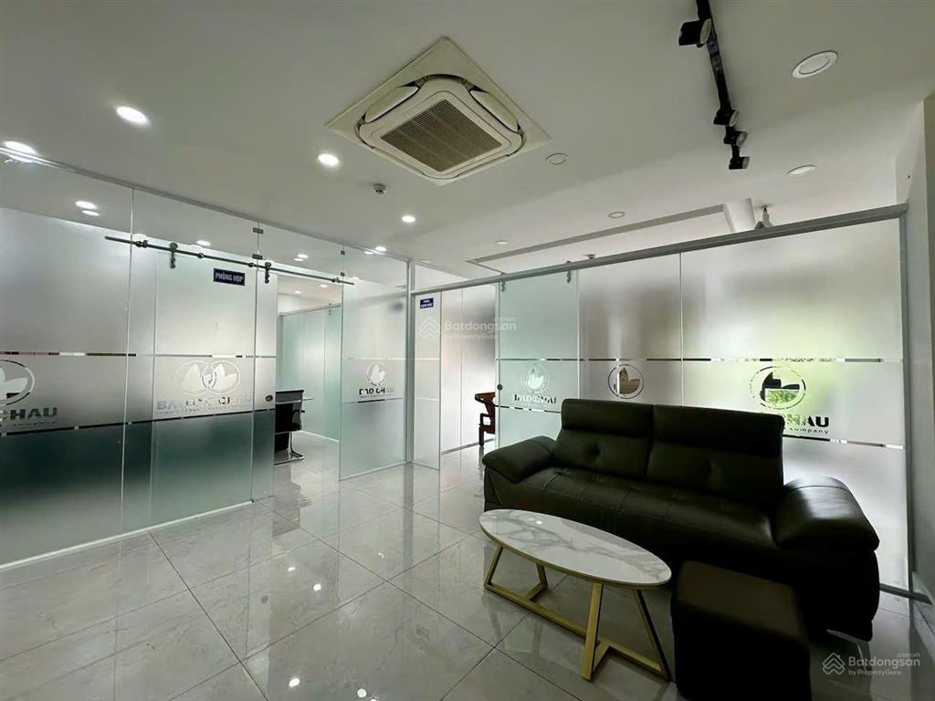 Cho thuê văn phòng 9x17m, ngăn kính máy lạnh như hình, có thang máy giá 19tr