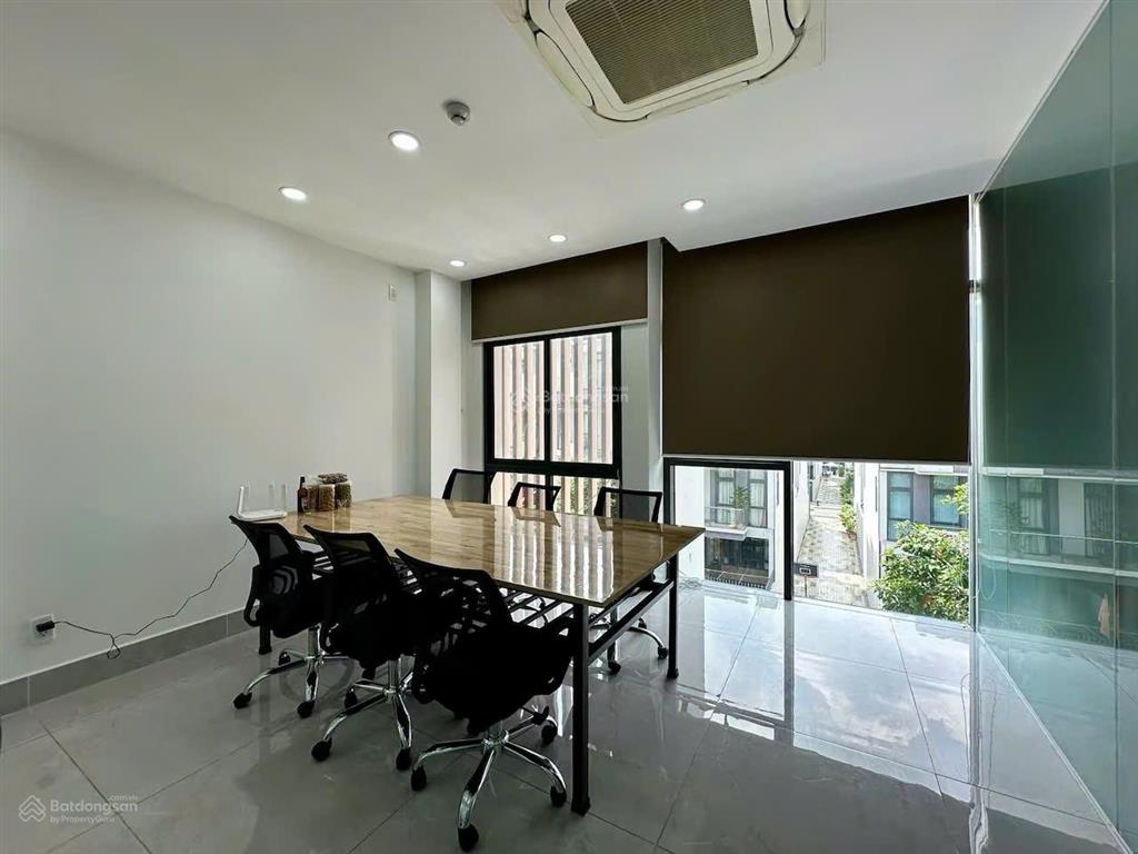 Cho thuê văn phòng 9x17m, ngăn kính máy lạnh như hình, có thang máy giá 19tr
