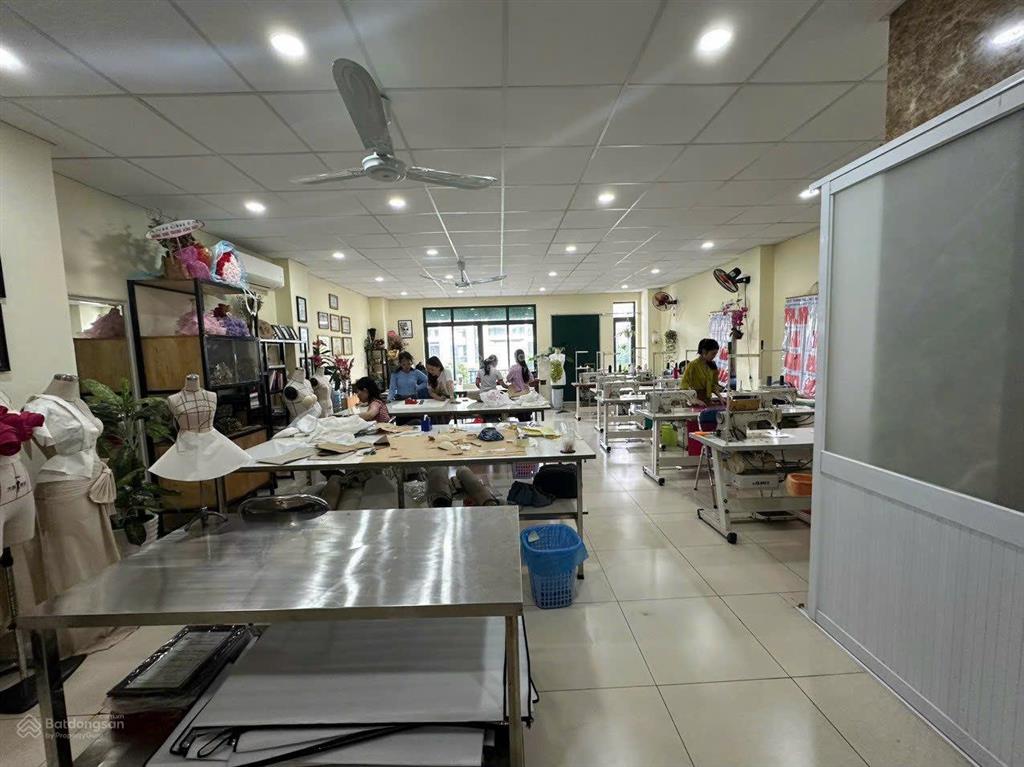 Cho thuê văn phòng mặt tiền nguyễn thị nhung 7x20m giá 10tr có thang máy