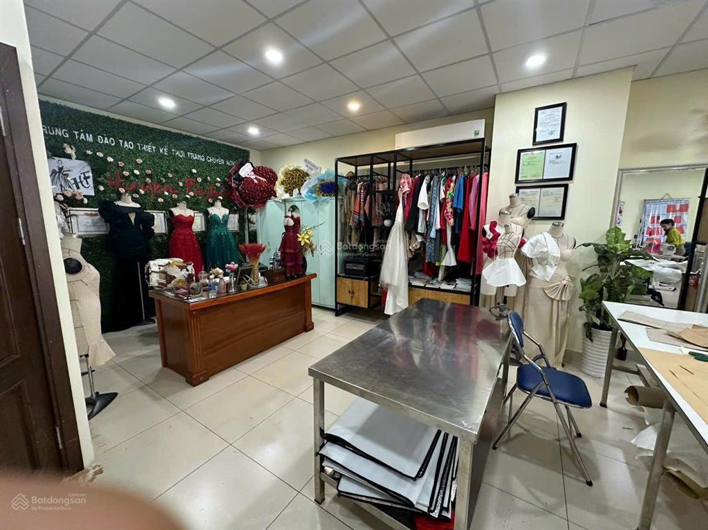 Cho thuê văn phòng mặt tiền nguyễn thị nhung 7x20m giá 10tr có thang máy