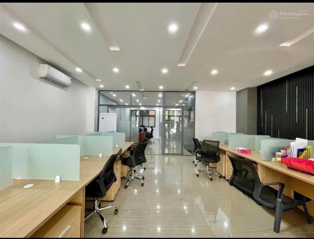 Cho thuê văn phòng tầng trệt ngang 7mx20m kđt vạn phúc city giá 16tr có ngăn kính