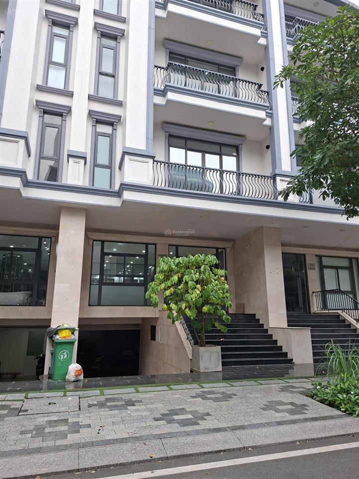Cho thuê văn phòng tầng trệt ngang 7mx20m kđt vạn phúc city giá 16tr có ngăn kính