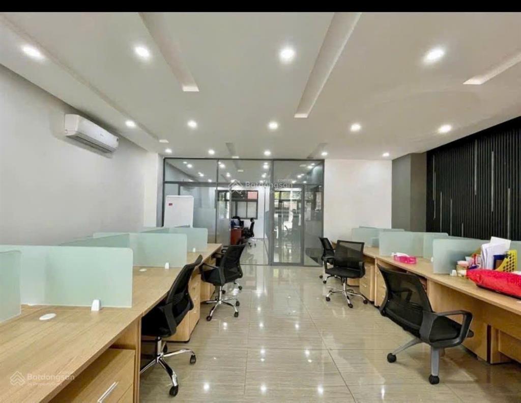Cho thuê văn phòng tầng trệt ngang 7mx20m kđt vạn phúc city giá 16tr có ngăn kính