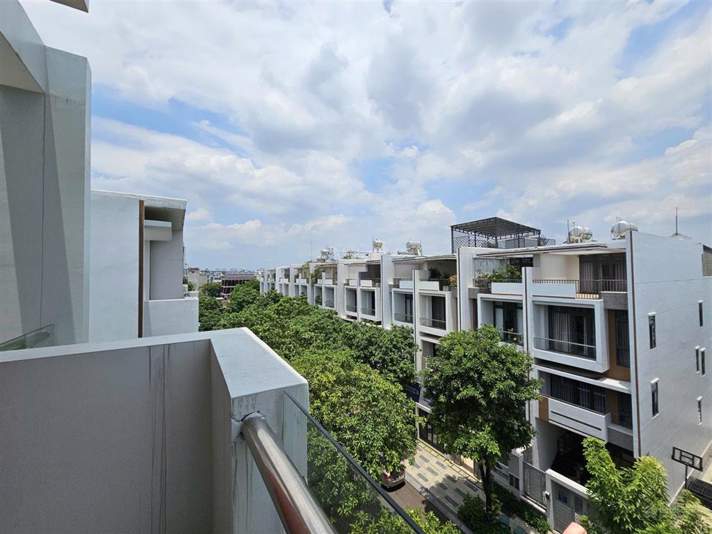 Nhà nguyên căn kdt vạn phúc city giá 32tr/th nhà như hình 5x23m