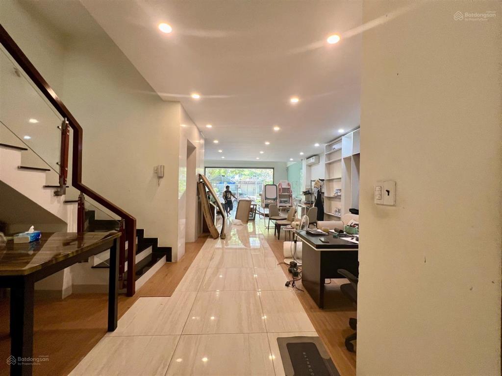 Mặt tiền nguyễn thị nhung kdt vạn phúc 7x20m giá chỉ 65tr có thang máy