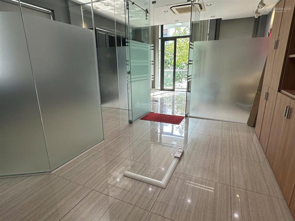 Cho thuê văn phòng kđt vạn phúc city 5x10m có thang máy giá 9,5tr