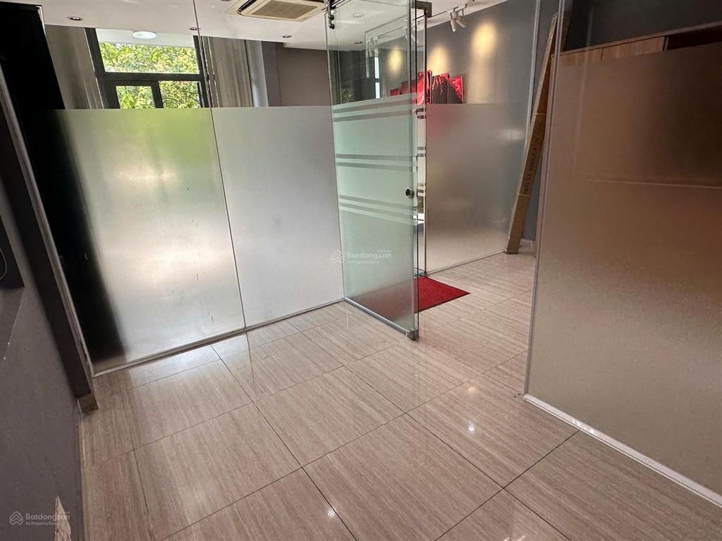 Cho thuê văn phòng kđt vạn phúc city 5x10m có thang máy giá 9,5tr