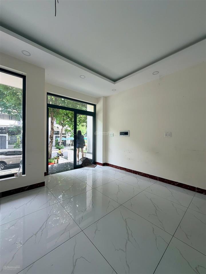 Cho thuê nguyên căn vạn phúc city 6x20m. có thang máy giá 37tr