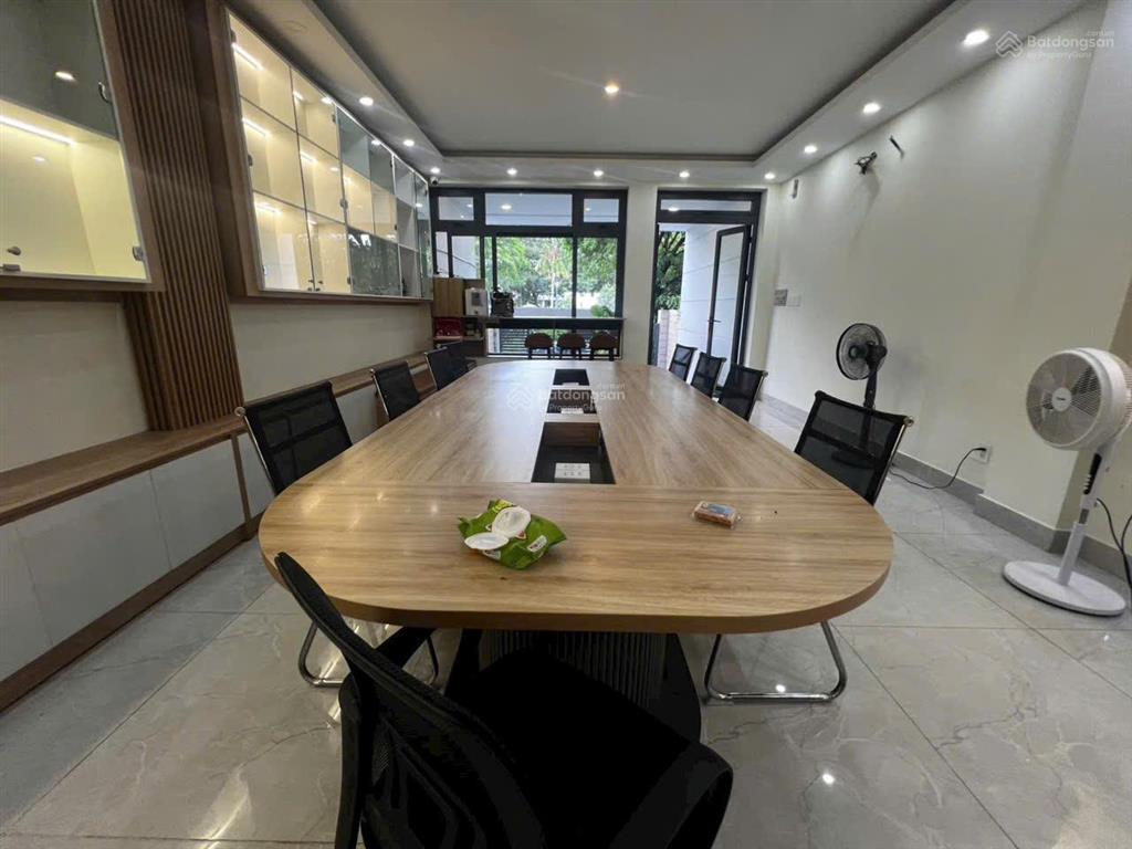 Cho thuê tầng trệt văn phòng kđt vạn phúc city như hình 5x20m giá 10tr