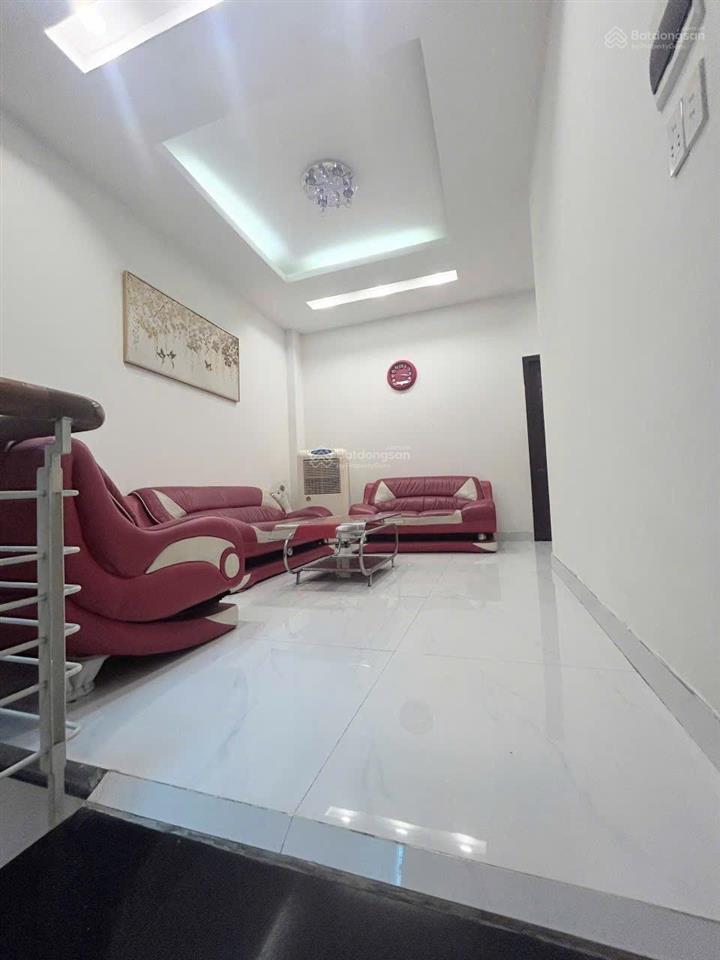 Cho thuê nhà mặt phố 3/2, 22 triệu, 100m2, 5pn, 6wc, giá ưu đãi!