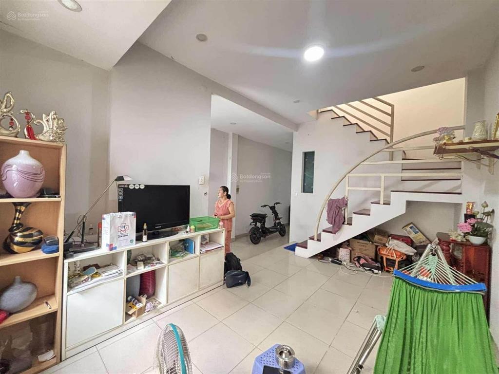 Chỉ 4.5 tỷ, có ngay căn nhà 2 tầng 72m2. cạnh chợ tăng nhơn phú + lê văn việt. dt 72m2 ( 4.6 x 16 )