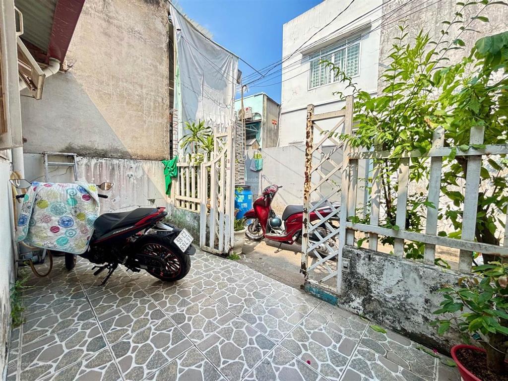 Chỉ 4.5 tỷ, có ngay căn nhà 2 tầng 72m2. cạnh chợ tăng nhơn phú + lê văn việt. dt 72m2 ( 4.6 x 16 )