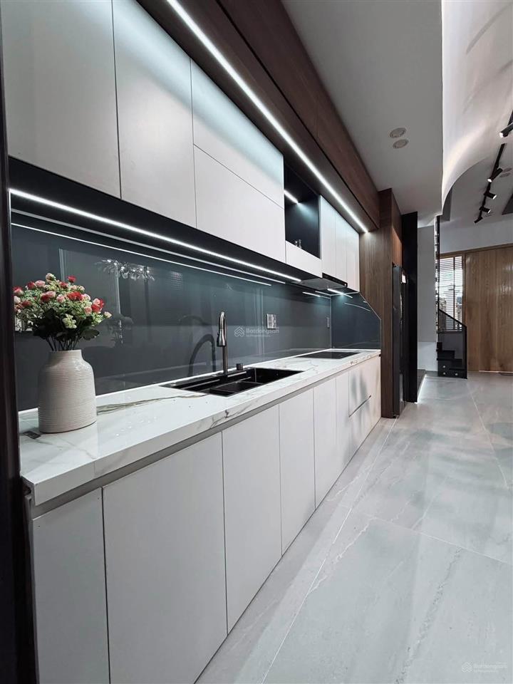 Còn tl ngay mặt tiền cmt8, q3 shr đầy đủ nội thất