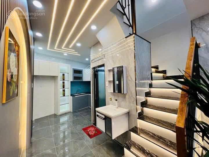 Còn thương lượng. mặt tiền trường sa, quận 3. shr đầy đủ nội thất