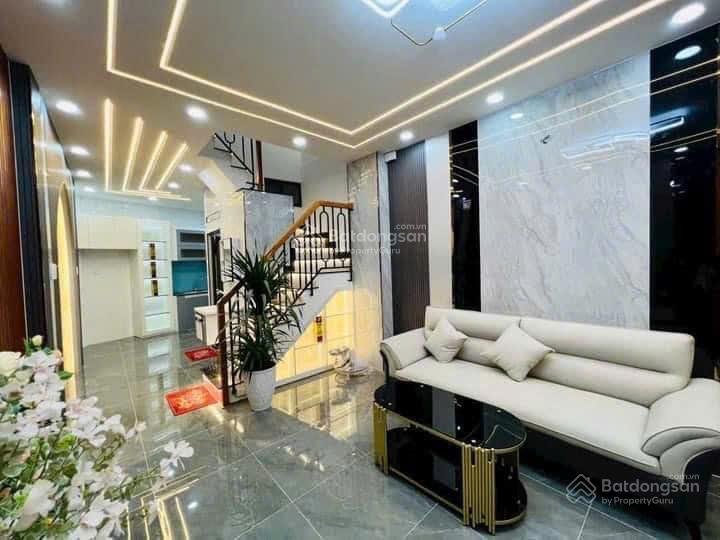 Còn thương lượng. mặt tiền trường sa, quận 3. shr đầy đủ nội thất
