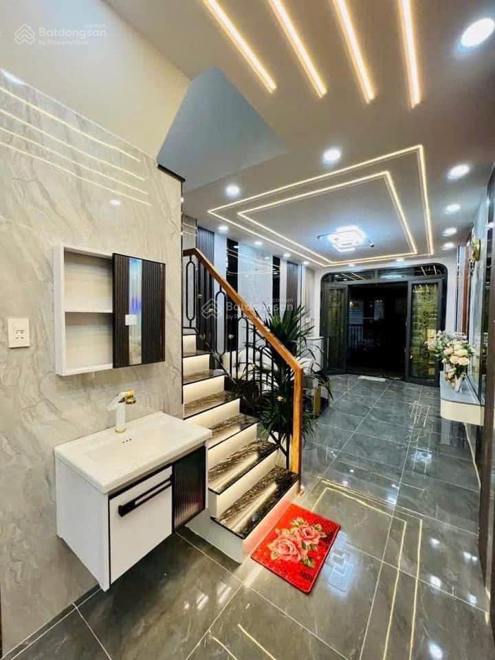 Còn thương lượng. mặt tiền trường sa, quận 3. shr đầy đủ nội thất