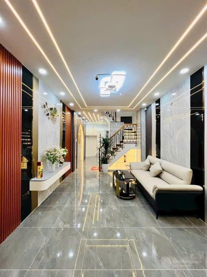 Còn thương lượng. mặt tiền trường sa, quận 3. shr đầy đủ nội thất