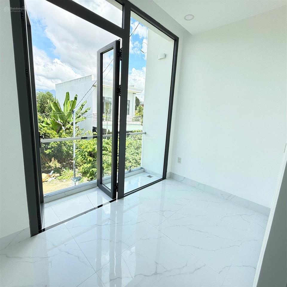 Bán nhanh nhà mới 100% giá rẻ ngay thị trấn diên khánh đường ô tô 4m, đã hoàn công