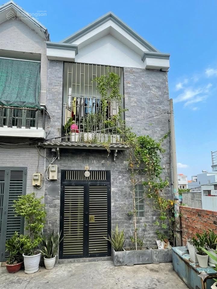 Quận 7  3 tỷ 280 ( tl )  nhà 2 tầng 35m  ngang 4,1m  ngay ubnd phú thuận