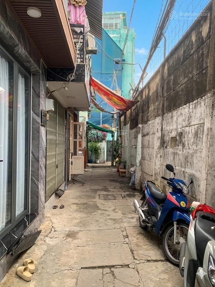 Quận 7  2 tỷ 350 nhà đẹp 3 tầng  2pn  400m qua quận 4