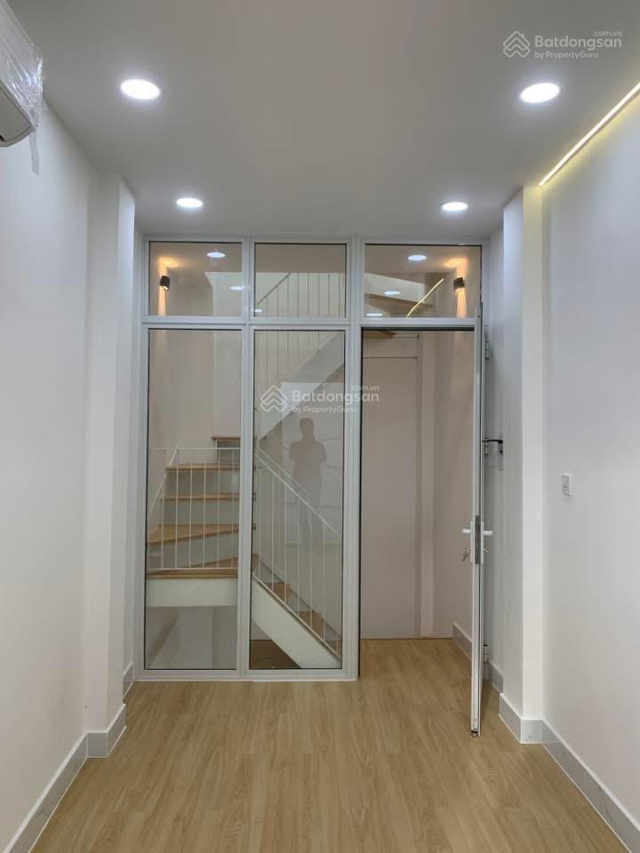 Quận 7  2 tỷ 350 nhà đẹp 3 tầng  2pn  400m qua quận 4