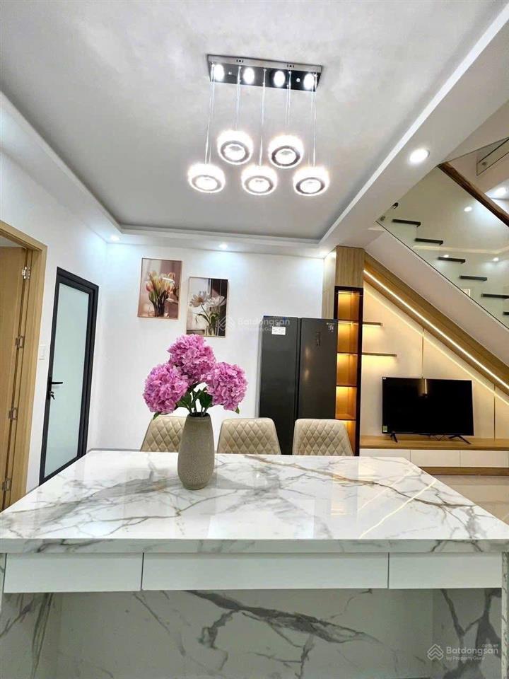 Giá 1t850 còn tl + thu nhập 23tr/th
bán nhà đường đỗ xuân hợp quận 9 shr đầy đủ nội thất