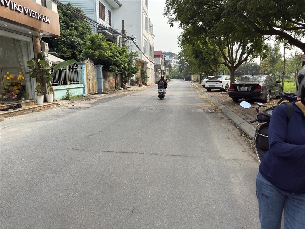 Hàng chất  tái định cư  vỉa hè  oto tránh  view hồ, viêtj hưng  long biên