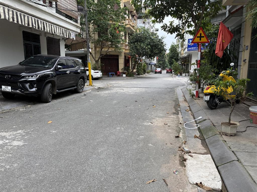 Hiếm  lô góc view hồ ô tô đỗ ngày đêm, đất 52m2 mặt tiền 5m, phường việt hưng  12.6 tỷ