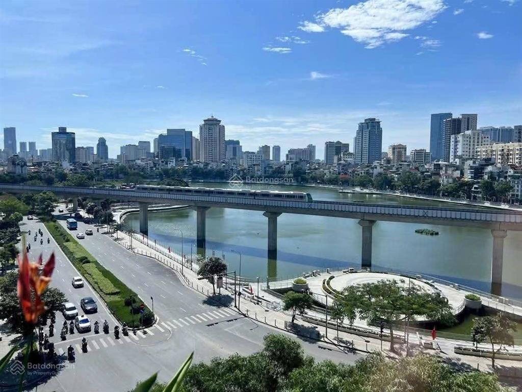 33,5 tỷ hoàng cầu 75m2*9 tầng*mt 5,5m ô tô tránh vỉa hè 5m kd dòng tiền 1,2 tỷ/năm