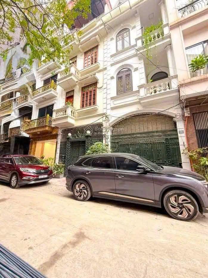 26,5 tỷ trung kính 70m*8 tầng*4,5m mt thang máy thông sàn ô tô tránh vỉa hè ô tô tránh dừng đỗ