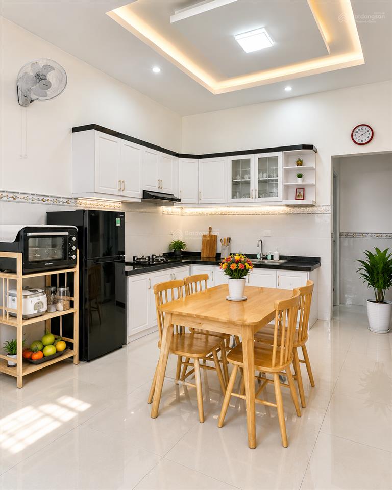 Gấp gấp giảm 200tr còn 6,6 tỷ  hẻm xe hơi  sát chợ 339  82m2  trung tâm plb.