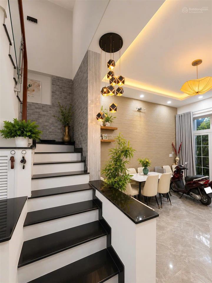 Chính chủ định cư mỹ gấp bán nhà đẹp ngay lê văn việt chỉ 5,2 tỷ ô tô đậu cửa