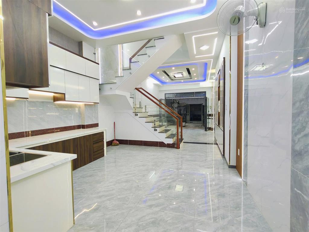 Chủ ngộp có trả là có bán nhà 4 tầng mặt tiền lã xuân oai chỉ 6,3 tỷ