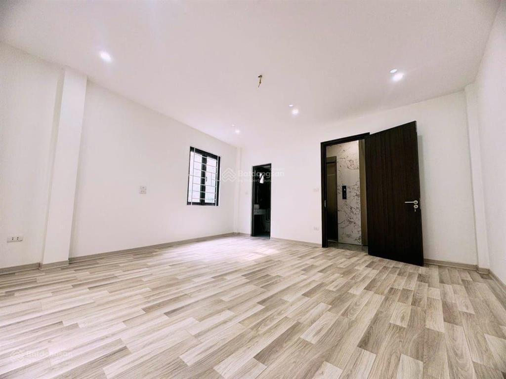 Bán nhà khu vực lò đúc, lô góc  gần phố, bãi gửi oto. dt 42m2  mt 4m x 5 tầng thang máy nhập khẩu