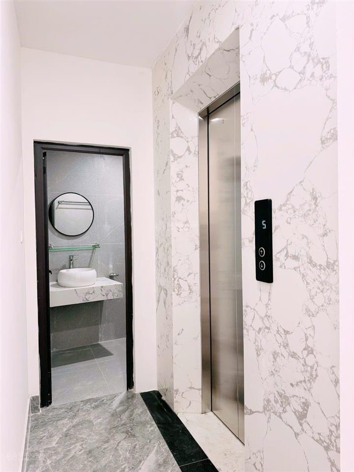 Bán nhà khu vực lò đúc, lô góc  gần phố, bãi gửi oto. dt 42m2  mt 4m x 5 tầng thang máy nhập khẩu