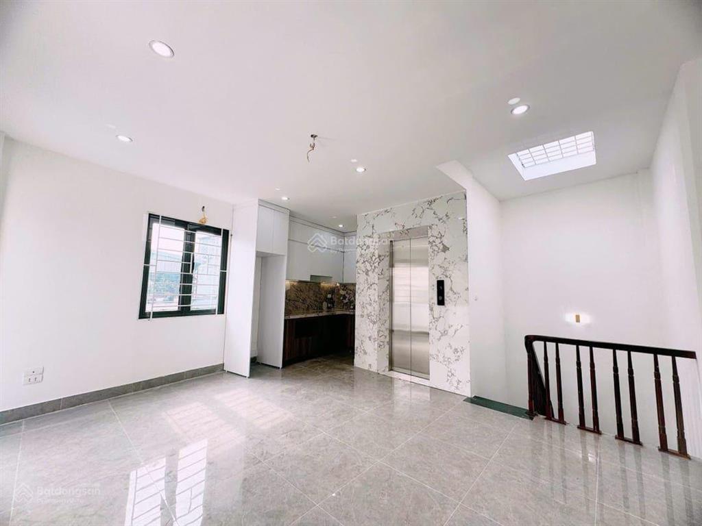 Bán nhà khu vực lò đúc, lô góc  gần phố, bãi gửi oto. dt 42m2  mt 4m x 5 tầng thang máy nhập khẩu