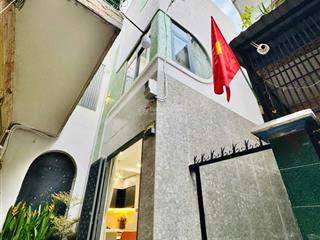 Chỉ 5,2 tỷ có nhà đẹp kế hàng xanh 2 lầu, 24m2 bình thạnh. 3pn 3wc. cách hxh 50m, mt 70m.