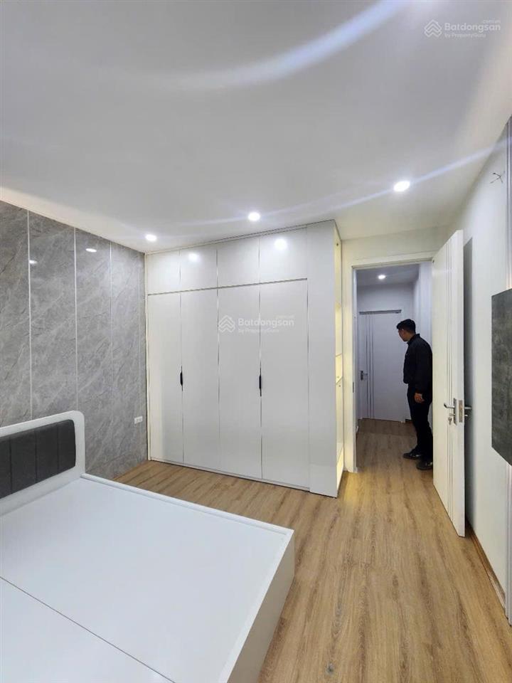 Võ thị sáu hai bà trưng căn góc 50m mt 4m nhà 5 tầng ngõ rộng có sân để xe. ôtô cách nhà 10m.