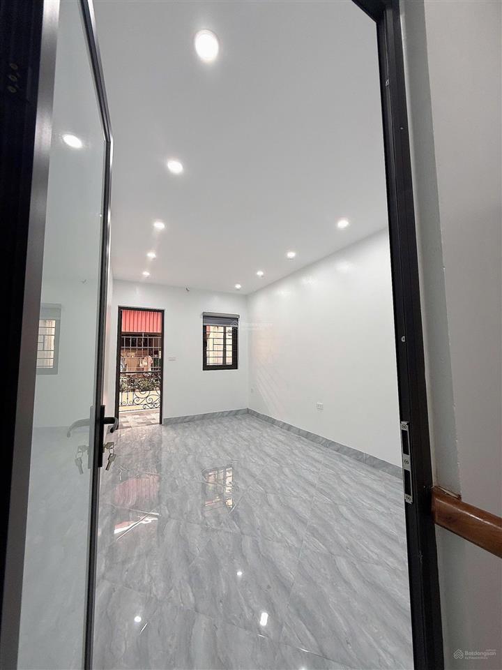 Lê duẩn  khâm thiên  xã đàn 28m2 4tầng 4ngủ  mt 4 ôtô đỗ cạnh nhà, sổ đỏ, ko quy hoạch giá 5,8tỷ